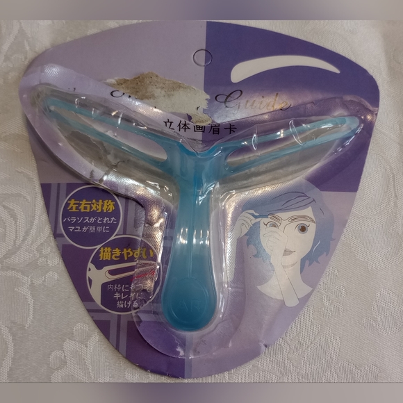 Set Of Headbands, Makeup Brushes And Eyebrow Shaping Template - Picture 12 of 13